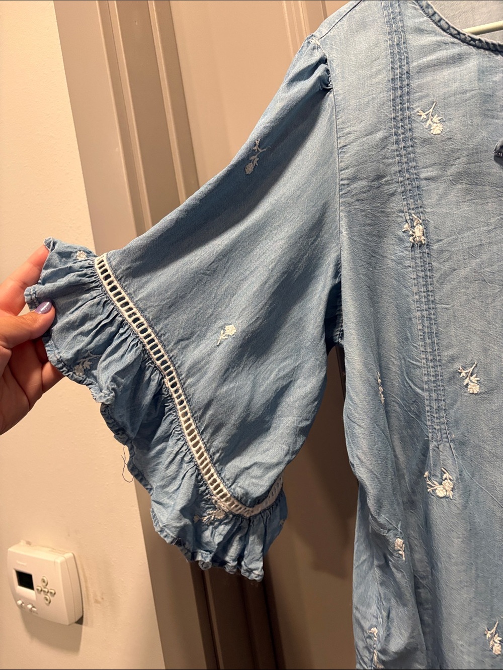 LC Lauren Conrad Lyocell Chambray Embroidered Ruffle Sleeve Blouse XXL - Picture 4 of 5
